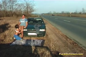 Finger son cul dans la voiture et le sperme dans son cul.