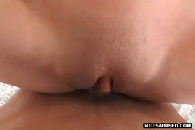 Brunette milf monte une grosse bite et obtient un visage désordonné.