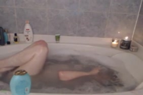 Une fille excitée se masturbe et gicle dans son bain.