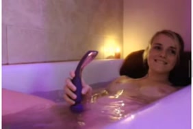 Une ado sexy suce et baise dans son bain.