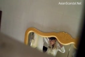 Jeune homme chinois se branlant dans des toilettes publiques.